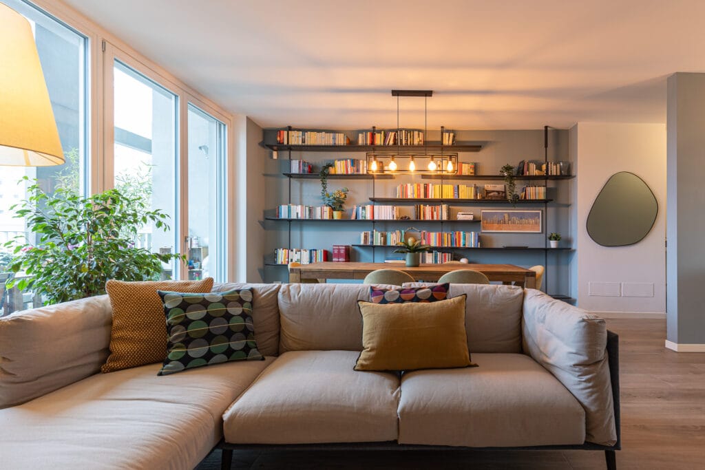 Casa efficiente con zona giorno progettata per sfruttare la luce naturale