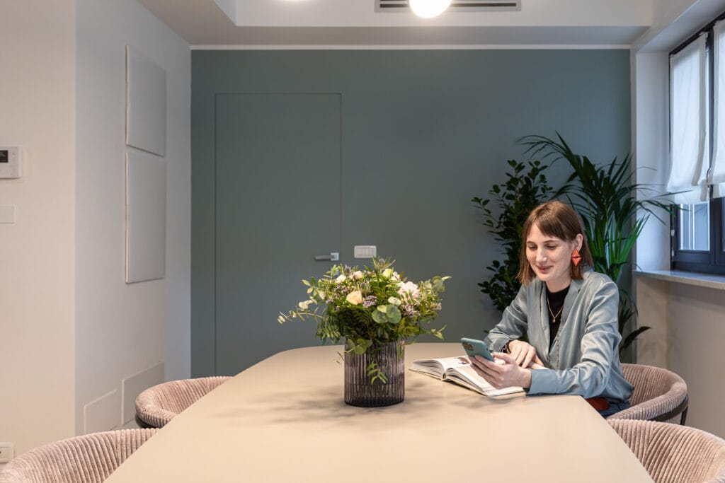 Casa efficiente con zona giorno progettata per sfruttare la luce naturale