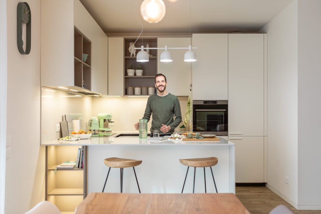 Casa efficiente con zona giorno progettata per sfruttare la luce naturale