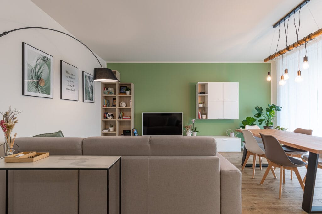 Casa efficiente con zona giorno progettata per sfruttare la luce naturale